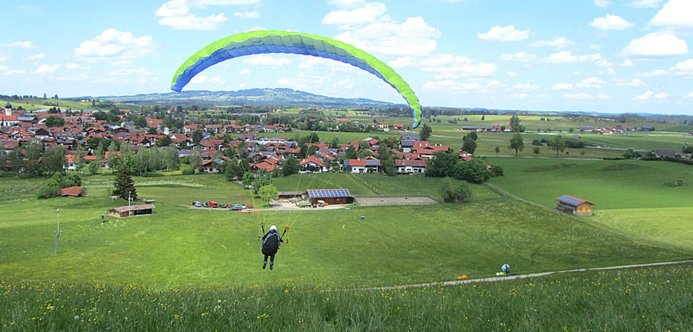 Sie fliegen der erste Gleitschirmflug