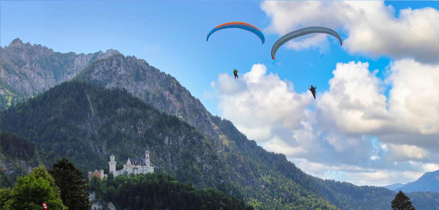 Gleitschirmfliegen über dem Königsschloss Neuschwanstein